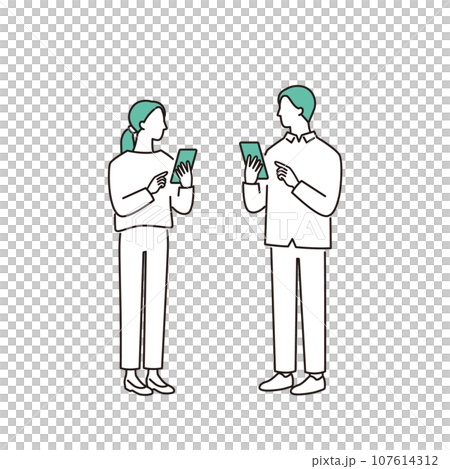 スマホを操作する若い夫婦 スマホを操作する若い夫婦 107614312