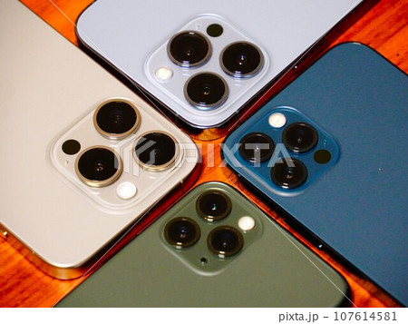 スマートフォンのカメラ 107614581