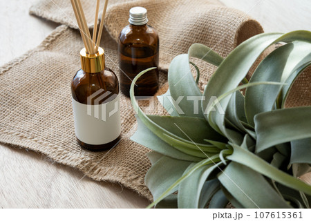 麻布とグリーンと遮光タイプのスキンケアボトル 107615361