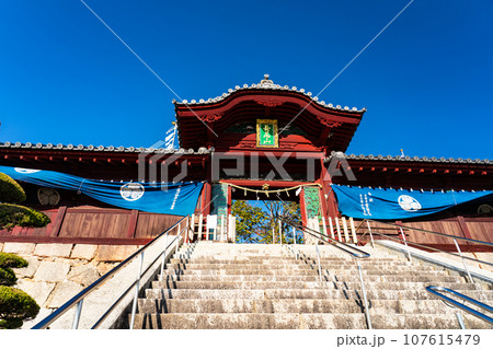 晴れた新年の広島東照宮の唐門 広島県広島市東区 晴れた新年の広島東照宮の唐門 広島県広島市東区 107615479