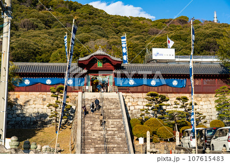 晴れた新年の広島東照宮の参道と唐門2 広島県広島市東区 晴れた新年の広島東照宮の参道と唐門2 広島県広島市東区 107615483