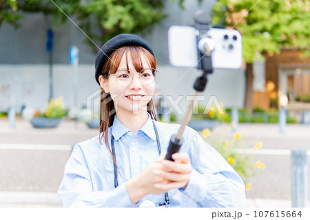 スマホで自撮りをする女性/女子旅/カメラ女子 107615664