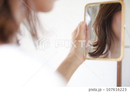 鏡で自分を見る女性 鏡で自分を見る女性 107616223