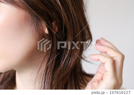 女性の髪の毛　ヘアケアイメージ 107616227