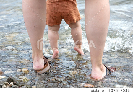 Mother and baby feet walking 107617037