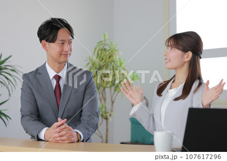 1on1_部下に要望を伝える女性管理職と無関心な部下1 107617296