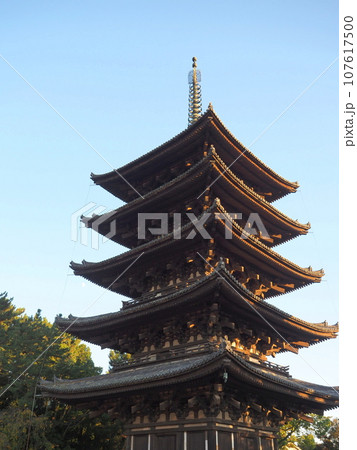 青空にそびえる五重塔『和風イメージ』(奈良) 107617500