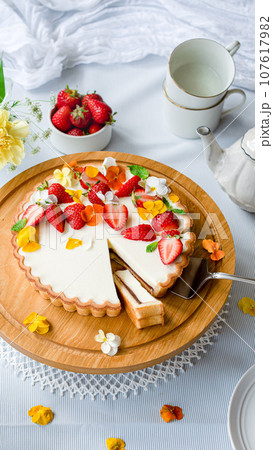 ホームパーティーで切り分けたフルーツタルト ホームパーティーで切り分けたフルーツタルト 107617982
