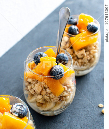 マンゴーとブルーベリーのグラノラパフェ 107618007