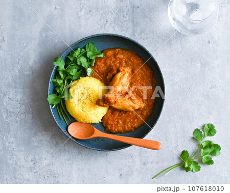 パクチーを添えたチキンスパイスカレー パクチーを添えたチキンスパイスカレー 107618010