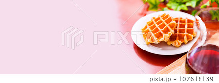 ベルギーワッフル で スイーツ タイム 【 洋菓子 の イメージ 】 107618139