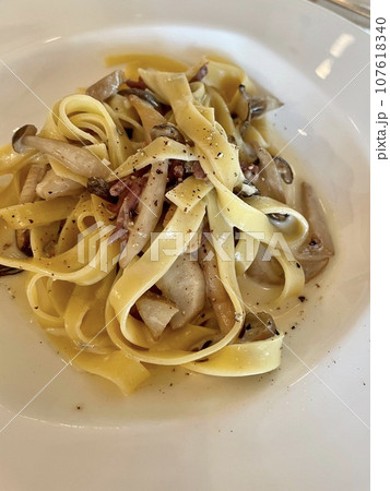 キノコとパンチェッタのクリームパスタ 平打ち生パスタ キノコとパンチェッタのクリームパスタ 平打ち生パスタ 107618340