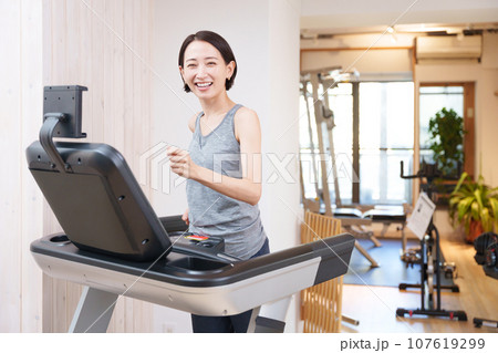 スポーツジムのランニングマシンで運動する女性(健康・ダイエット) スポーツジムのランニングマシンで運動する女性(健康・ダイエット) 107619299
