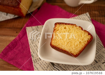 パウンドケーキとコーヒー【カフェイメージ】 パウンドケーキとコーヒー【カフェイメージ】 107619588