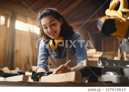 carpenter is working in workshop 107619614