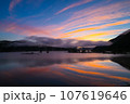 秋元湖の朝焼け 107619646