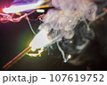 花火で遊ぶ 107619752