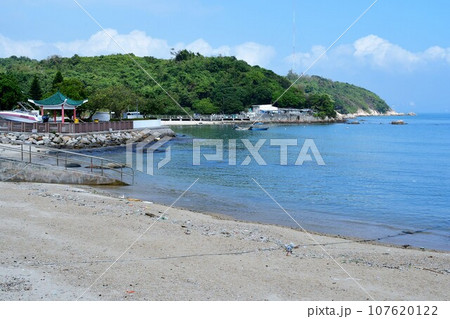 香港、本来の香港が残る島坪洲（ベンザウ）島、東湾の海岸、漁船 107620122