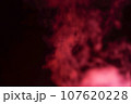 赤い煙が渦巻く抽象的な背景 107620228