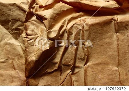 コーヒー染めをしたしわくちゃな紙 107620370