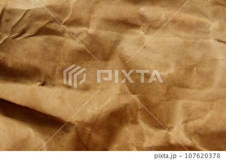 コーヒー染めをしたしわくちゃな紙 107620378