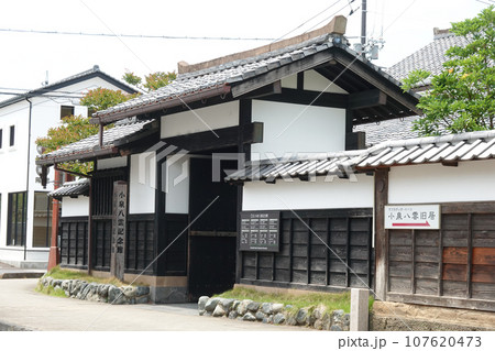 城下町らしいたたずまいを残す塩見縄手(島根県松江市) 城下町らしいたたずまいを残す塩見縄手(島根県松江市) 107620473