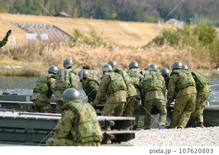 渡河訓練中の陸上自衛隊 渡河訓練中の陸上自衛隊 107620803