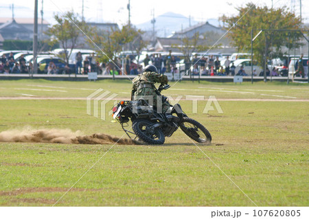 訓練展示を行う陸上自衛隊のオートバイ 訓練展示を行う陸上自衛隊のオートバイ 107620805