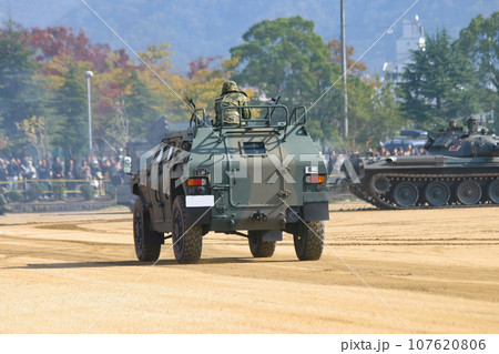 訓練展示に参加する陸上自衛隊の軽装甲機動車 訓練展示に参加する陸上自衛隊の軽装甲機動車 107620806