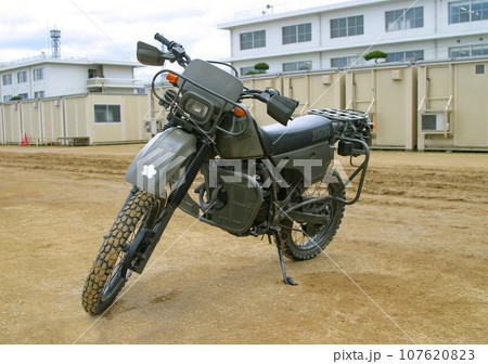 展示される陸上自衛隊の偵察用オートバイ 展示される陸上自衛隊の偵察用オートバイ 107620823