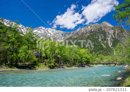 《長野県・上高地》爽やかな新緑風景 107621311