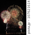夜空に咲く大輪の花火（大曲花火大会） 107621614