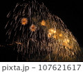 大曲花火大会の放射状に広がる花火 107621617