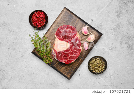 Top view of raw beef ossobuco 107621721