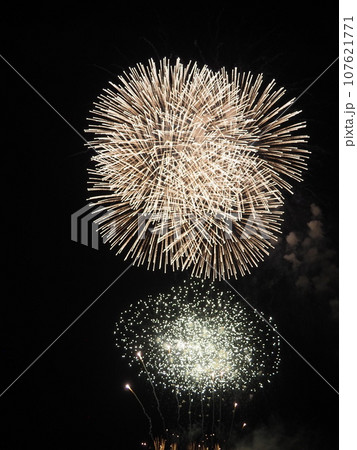 大曲花火大会のオレンジ一色で美しく放物線を描く花火 107621771