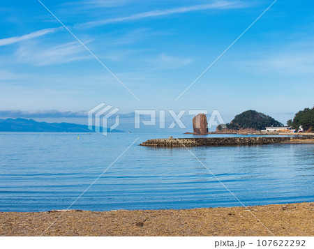 浅虫海岸から見る美しい青空と裸島の風景 浅虫海岸から見る美しい青空と裸島の風景 107622292