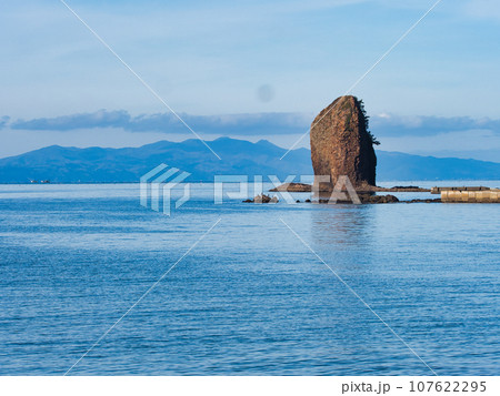 浅虫海岸から見る美しい青空と裸島の風景 浅虫海岸から見る美しい青空と裸島の風景 107622295