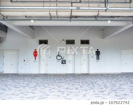 トイレの場所を示すピクトグラム トイレの場所を示すピクトグラム 107622742