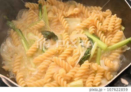 調理中のパスタ 107622859