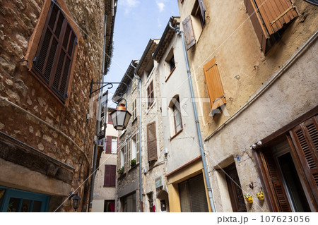 南フランスの小さな村の路地の景色 107623056