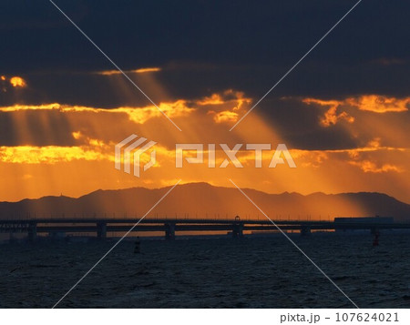 夕日に照らされて幻想的な関空大橋 107624021