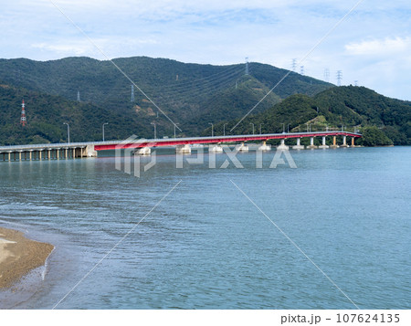 青戸の大橋(国道27号と大島半島の犬見崎を結ぶ橋)と小浜湾。福井県大飯郡おおい町。 青戸の大橋(国道27号と大島半島の犬見崎を結ぶ橋)と小浜湾。福井県大飯郡おおい町。 107624135