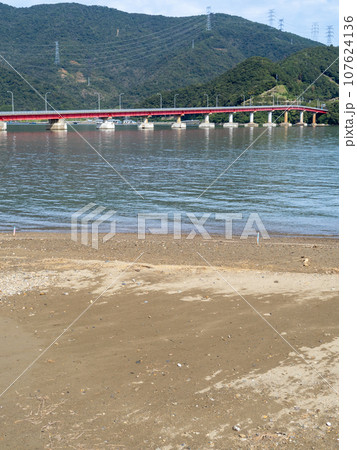 小浜湾の海岸と青戸の大橋(福井県大飯郡おおい町)。(縦構図) 107624136