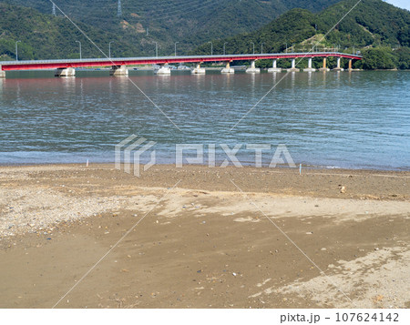 小浜湾の海岸と青戸の大橋(福井県大飯郡おおい町)。 小浜湾の海岸と青戸の大橋(福井県大飯郡おおい町)。 107624142