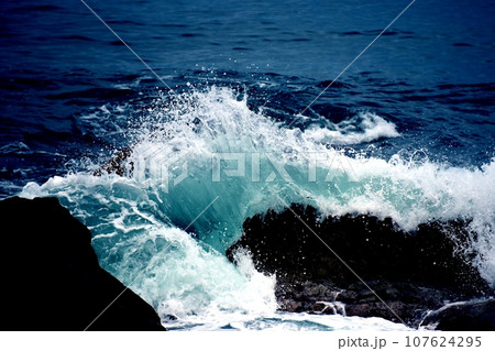 怒涛　砕け散る荒波 107624295