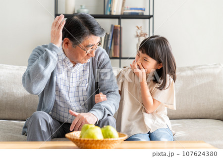おじいちゃんの口臭に悩む孫娘 107624380