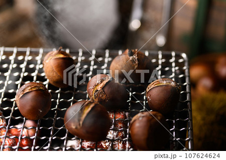 炭火で焼く 焼き栗 (黒背景） 木の実 イガグリ 栗の実 クリ やきぐり やき栗 107624624