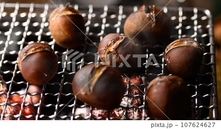 炭火で焼く 焼き栗 (黒背景) 木の実 イガグリ 栗の実 クリ やきぐり やき栗 炭火で焼く 焼き栗 (黒背景) 木の実 イガグリ 栗の実 クリ やきぐり やき栗 107624627
