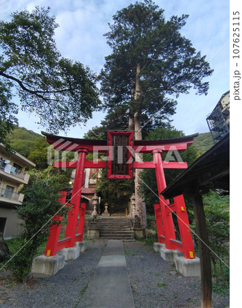 福島県会津若松市のパワースポット　羽黒山湯上神社の大鳥居 107625115