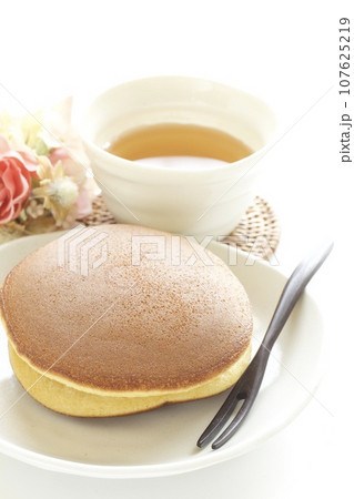 生どら焼きとほうじ茶 生どら焼きとほうじ茶 107625219